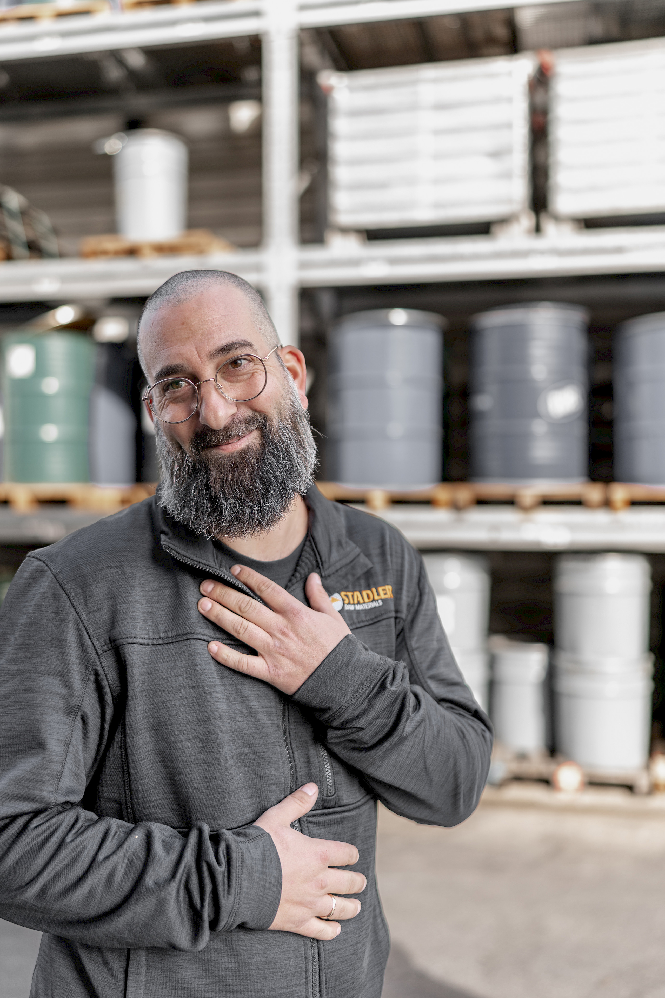 Eine Person mit schwarzen Oberteil lächelt in die Kamera.