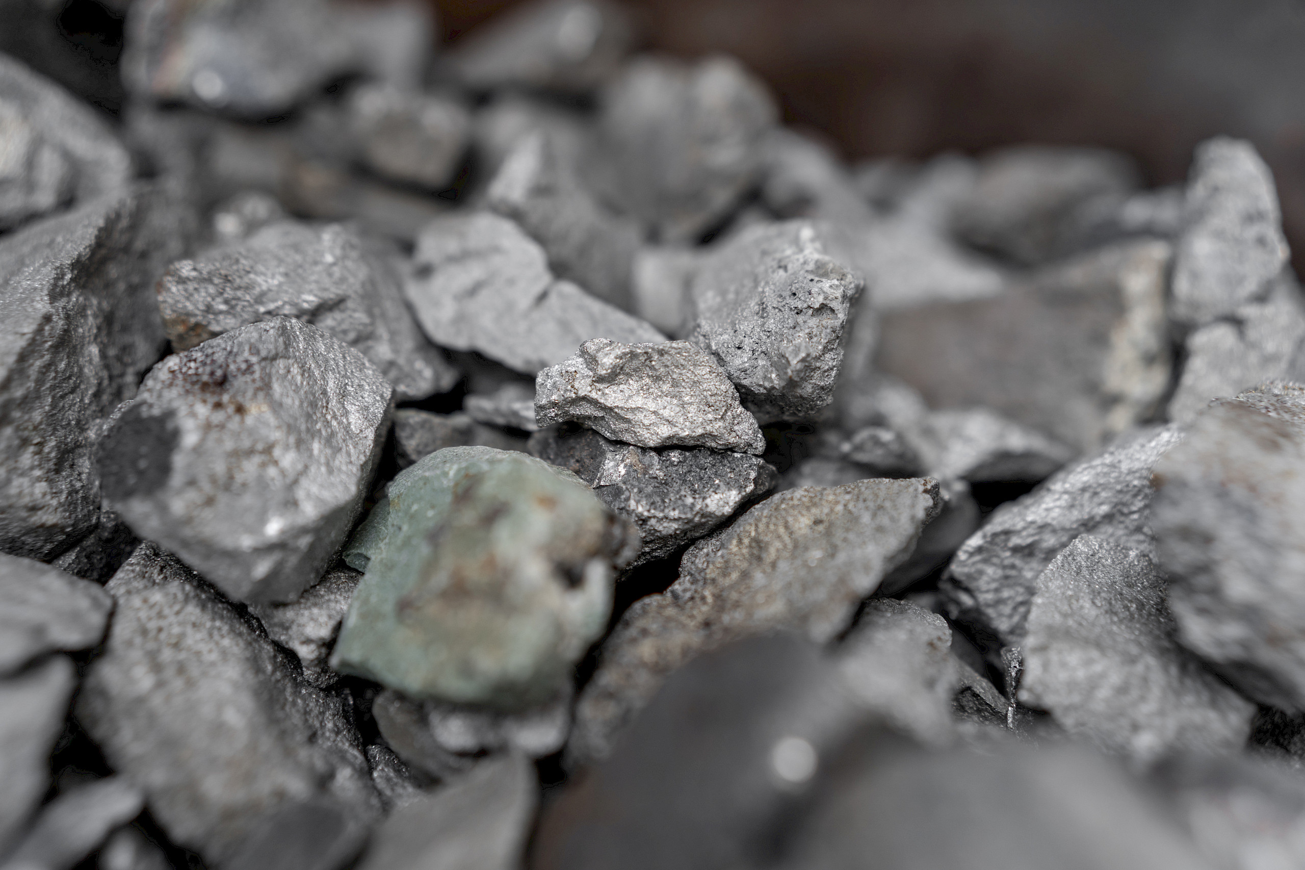 Ein Haufen grauer, metallischer Gesteinsbrocken.