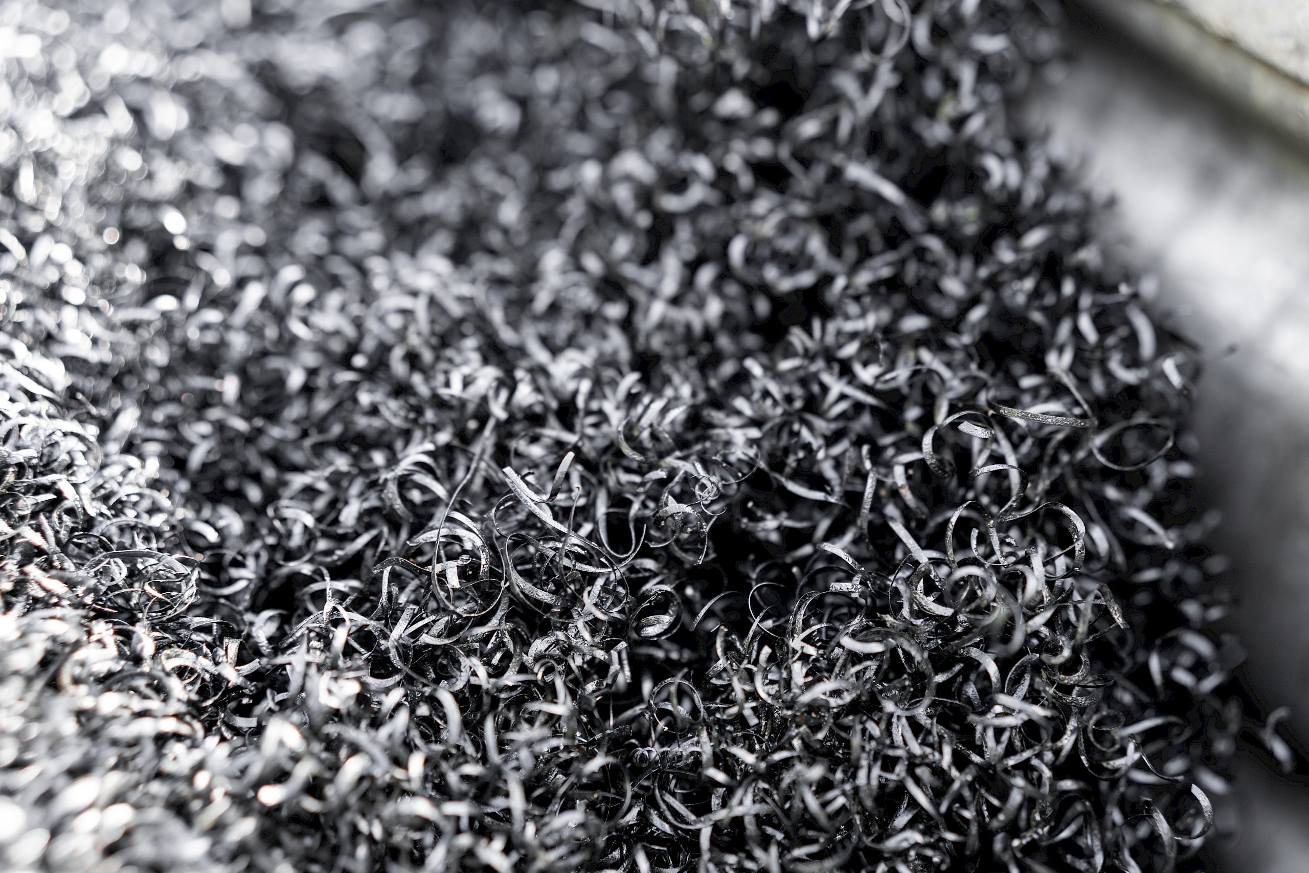 Späne aus Edelstahl in einer Metallschale.